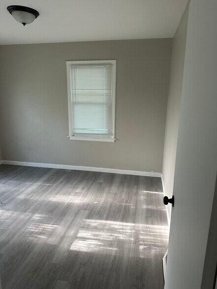 Building Photo - 10185 Winkler Dr