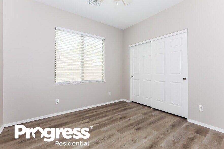 Building Photo - 4101 S Vineyard Ave