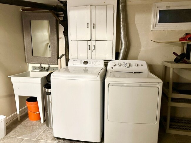 Building Photo - Updated 4 Bedroom House