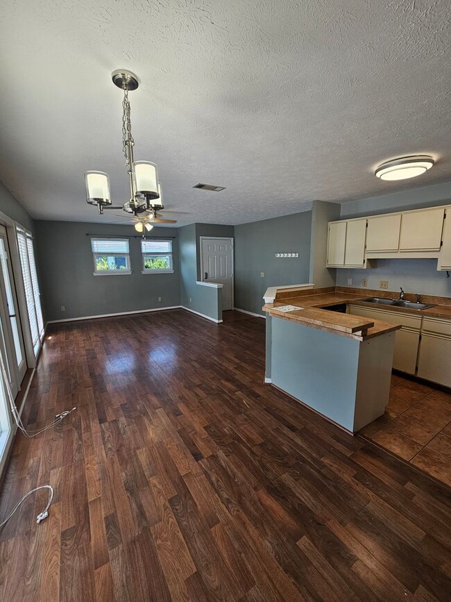 Building Photo - Charming 2Bed/2Ba Apartment w/Spacious Yar...