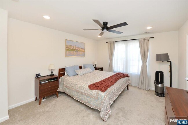 Building Photo - 60 Litchfield Ln