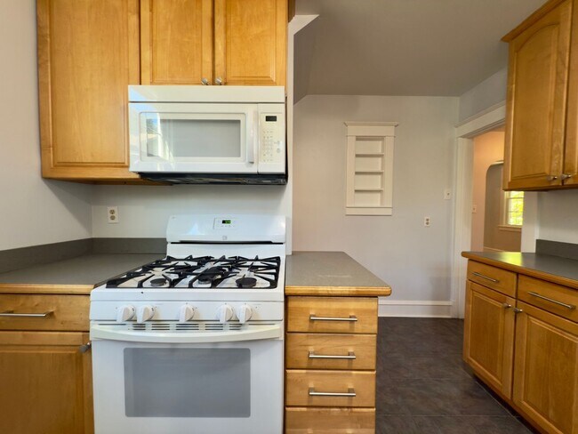 Building Photo - Charming Home!