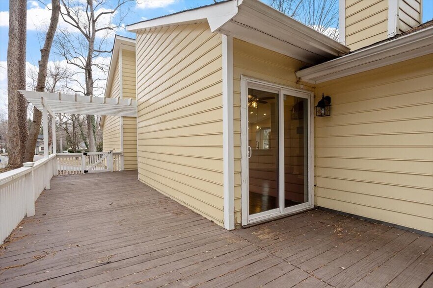 Building Photo - 2400 Calvert Dr