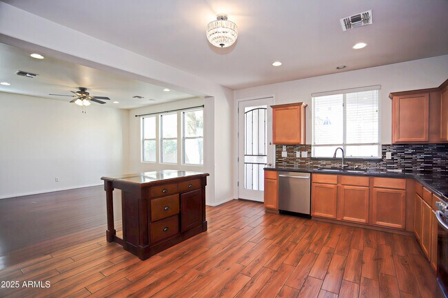 Building Photo - 1090 W Caroline Ln