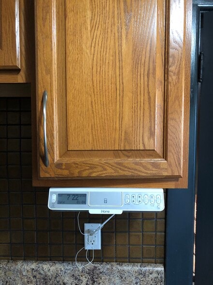 Under cabinet Radio - 812 Swift Ave