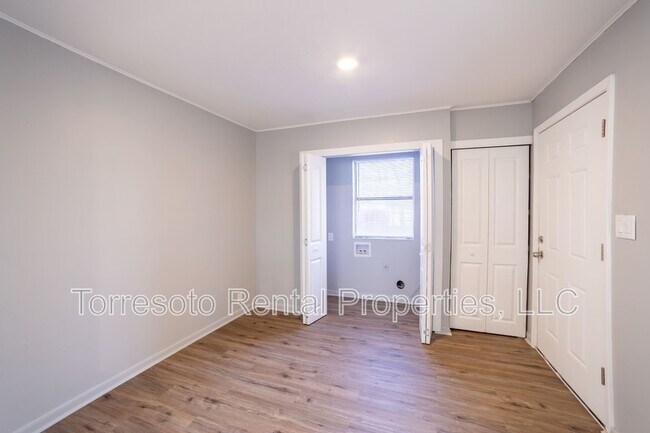 Building Photo - 2731 Menchaca St