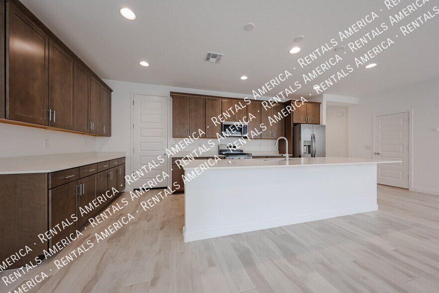 Building Photo - 10151 E Ulysses Ave