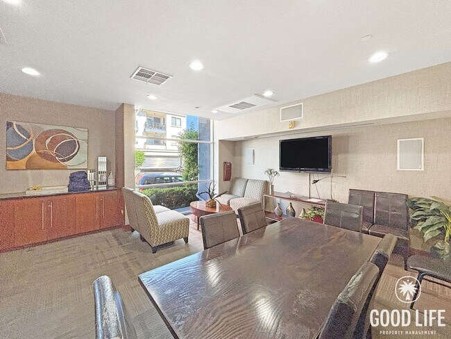 Building Photo - Sleek 1B/1BA Condo in the Heart of Marina District with A/C, In-Unit W/D & Reserved Parking!