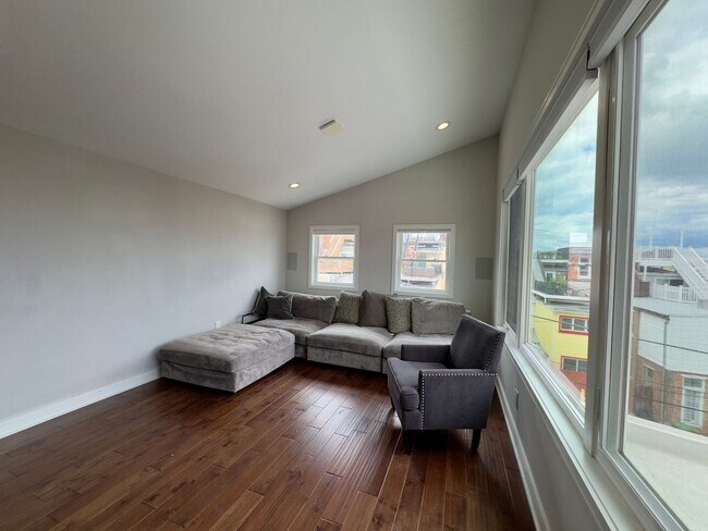 Building Photo - Charming 4Bed/3Bath in Riverside Neighborhood