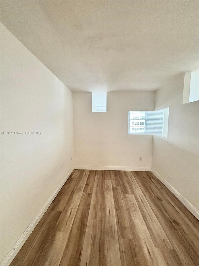 Building Photo - 801 Brickell Bay Dr