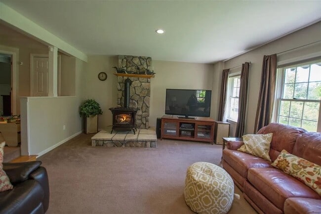 Building Photo - Spacious 4-Bedroom Home for Rent in Williston, VT