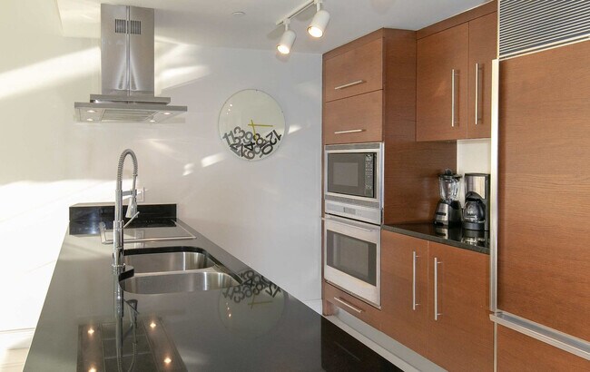 Building Photo - 485 Brickell Ave