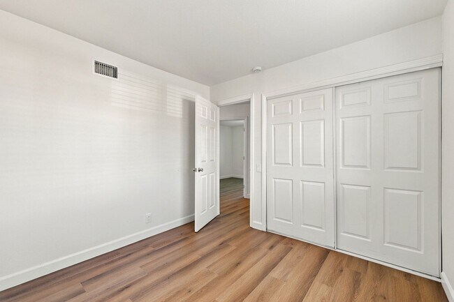 Building Photo - 560 Glenburry Way