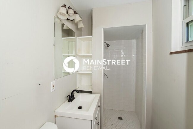 Building Photo - 3 Bedroom Pet-Friendly Home in KNOXVILLE, TN with Main Street Renewal