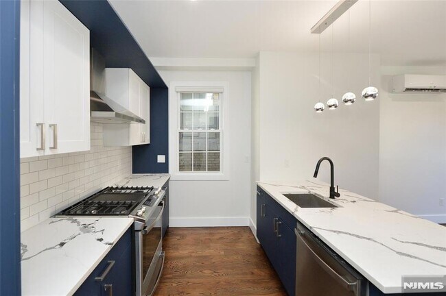 Building Photo - 203 3rd St