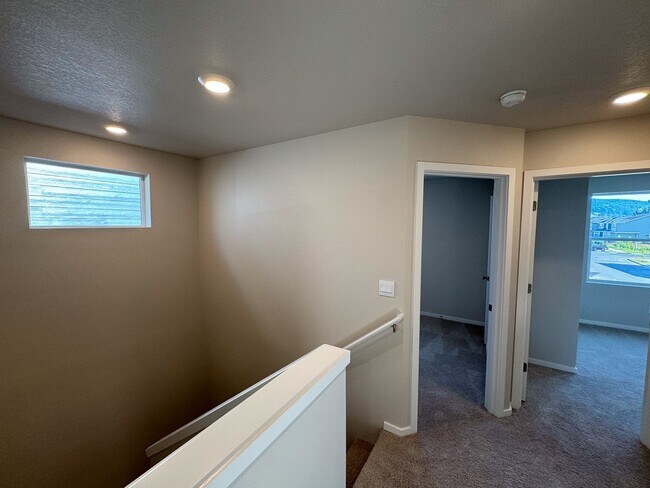 Building Photo - 4 Bedroom, 2 1/2 Bath Home in Marcola Meadows