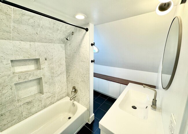 Building Photo - Gorgeous Avenues Remodel!