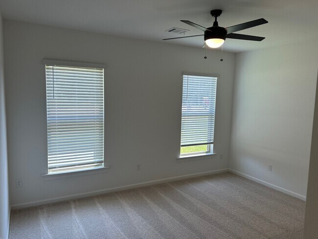 Building Photo - 41360 Rosewood Ln