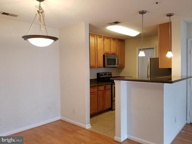 Building Photo - 3178 Summit Square Dr