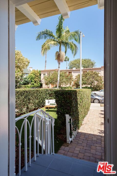 Building Photo - 215 S Poinsettia Pl