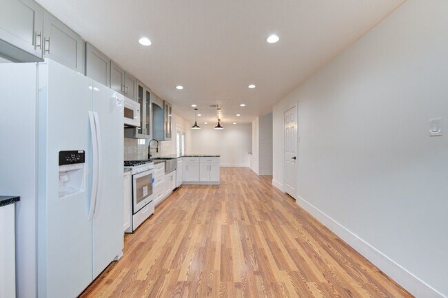 Building Photo - 19403 Lake Hollow Ln