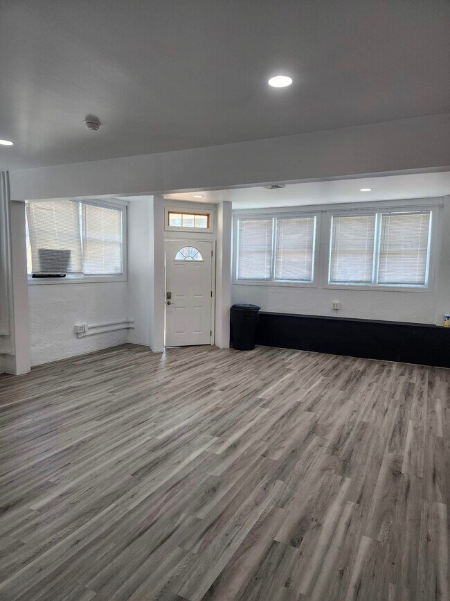 Building Photo - 214 Verbeke St