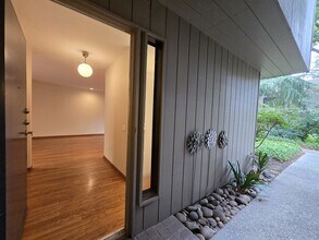 Building Photo - 1036 Vanderbilt Way