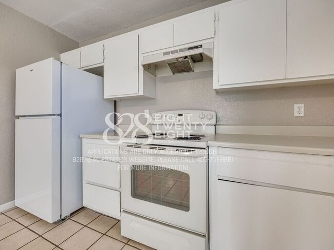 Building Photo - Spacious 2 Bed/2 Bath Townhome Duplex Available NOW in Moore, OK!