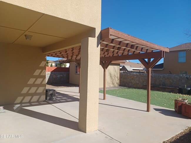 Building Photo - 2300 Honey Dew St