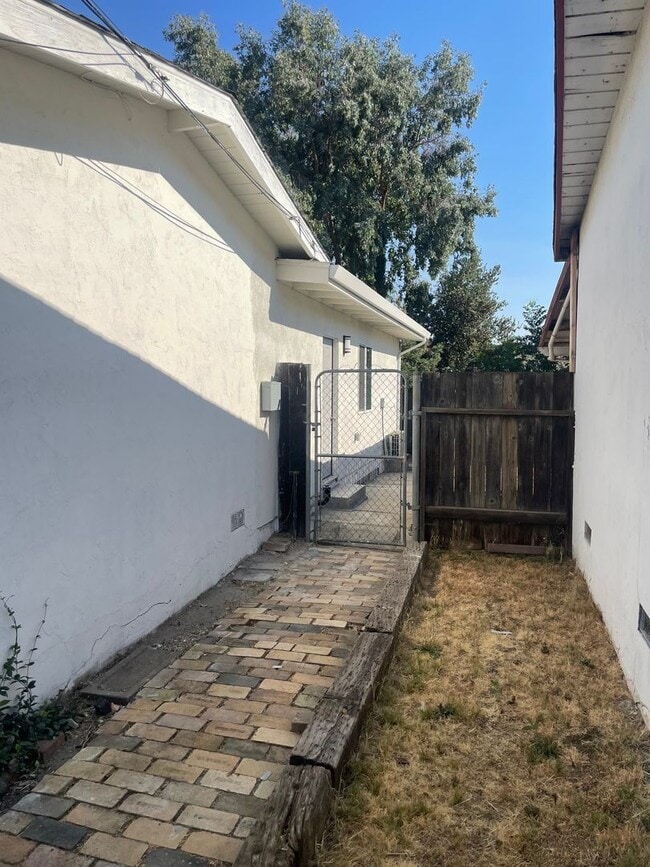 Building Photo - Charming and Upgraded ADU with separate entrance and ALL UTILITIES PAID!