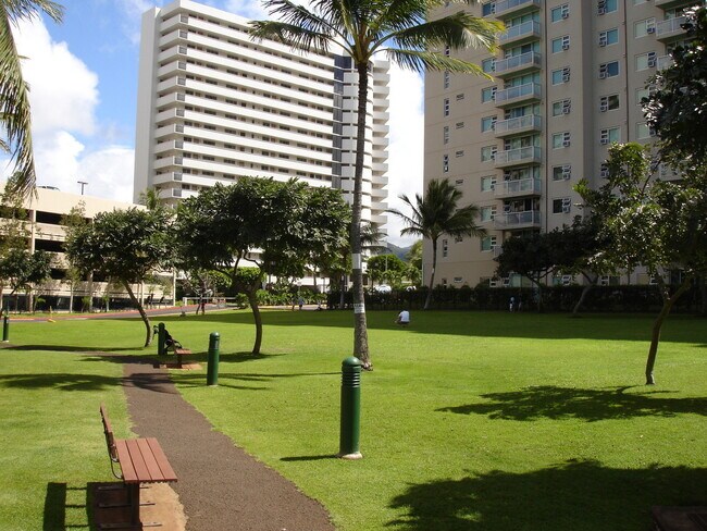 Building Photo - 3009 Ala Makahala Pl