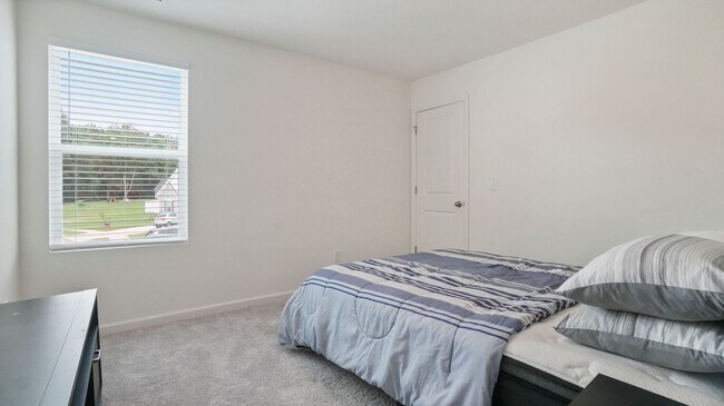 Building Photo - 4 bedroom 2.5 bathroom Single Family Home