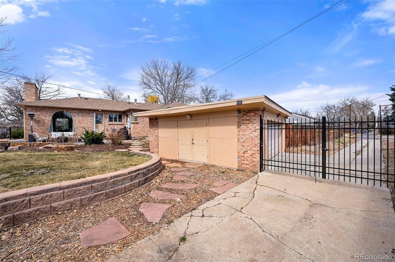 Detached Garage - 2576 Krameria St