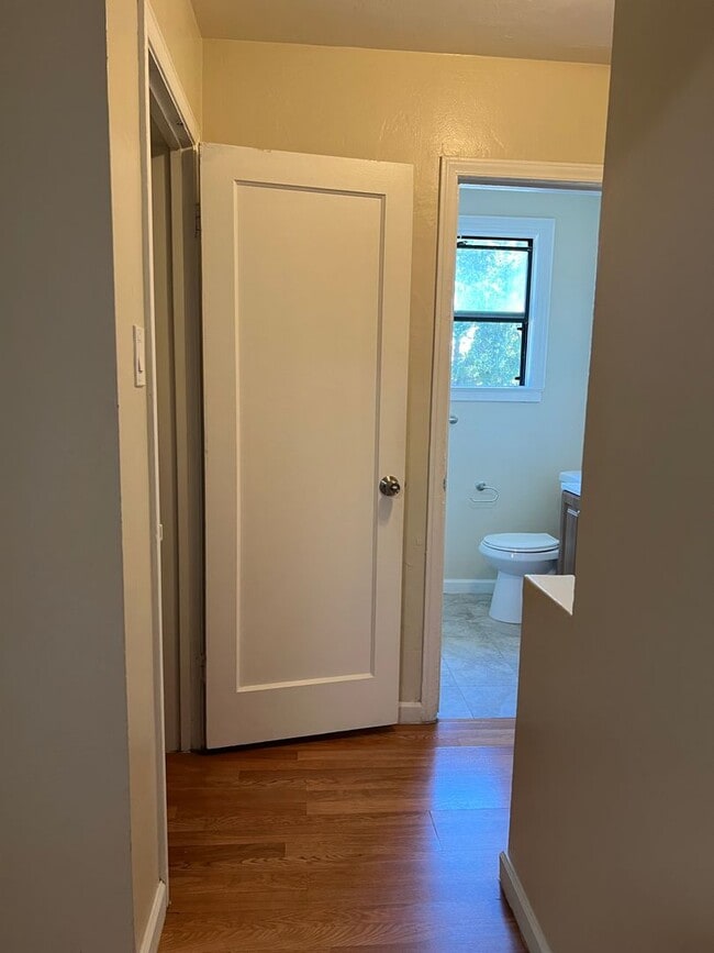 Building Photo - Ready to Move-In (3bed/1 bath, one unit of...