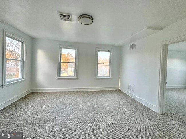 Building Photo - 1121 Rosedale Ave