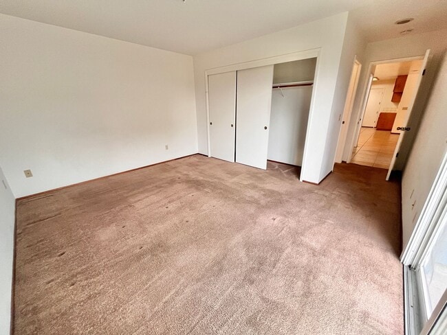 Building Photo - 3 Bedroom 2 Bath Duplex for Rent!