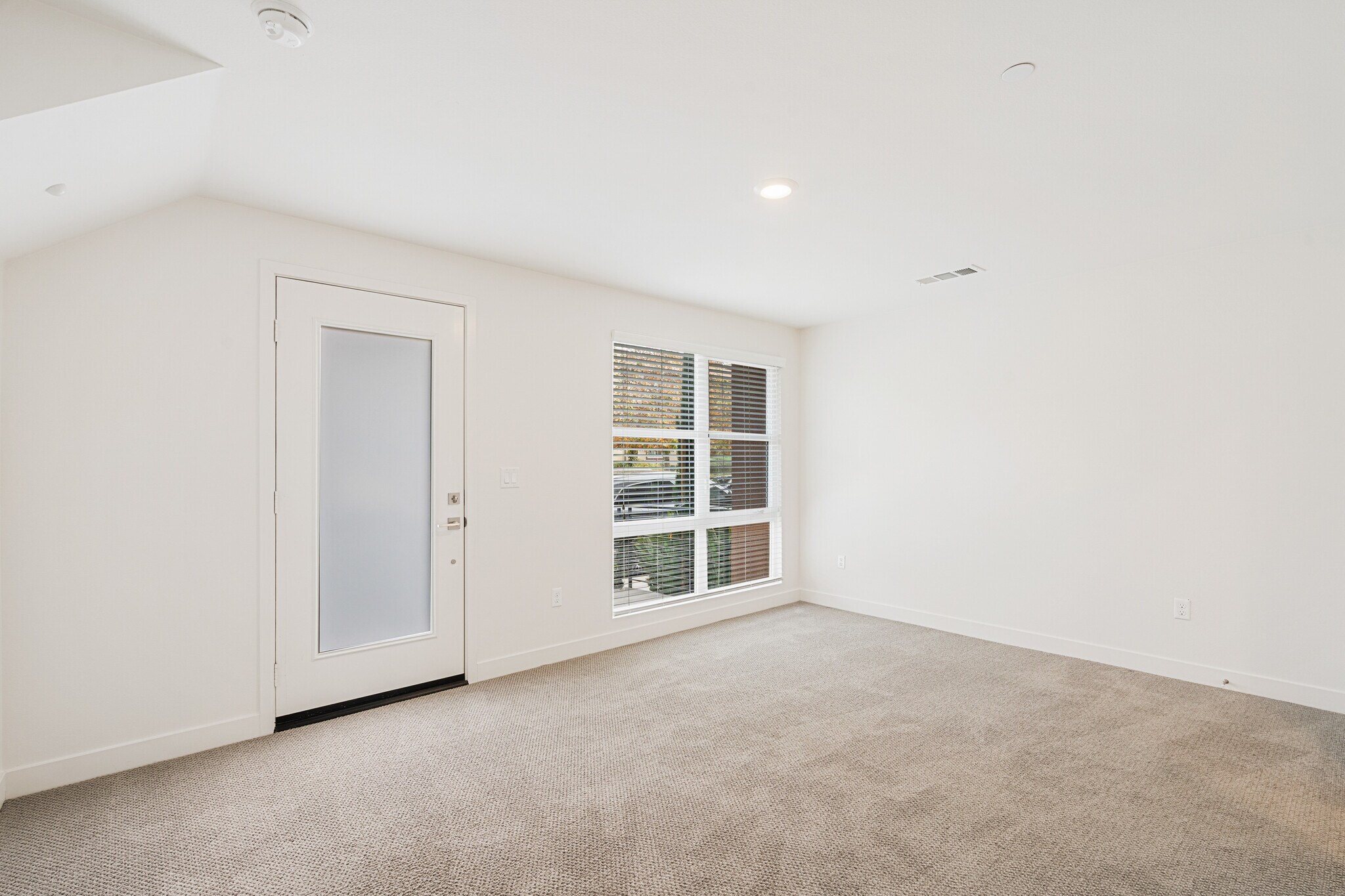 Building Photo - 2700 E Chaucer St