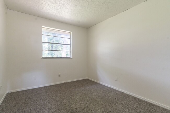 Building Photo - Cute 5 Bedroom House!