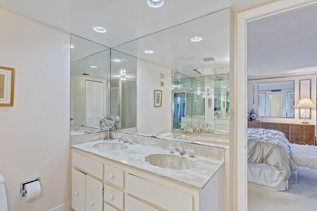 Building Photo - 5550 N Ocean Dr