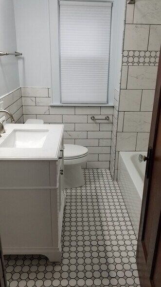 Bathroom. - 1522 E Marion St
