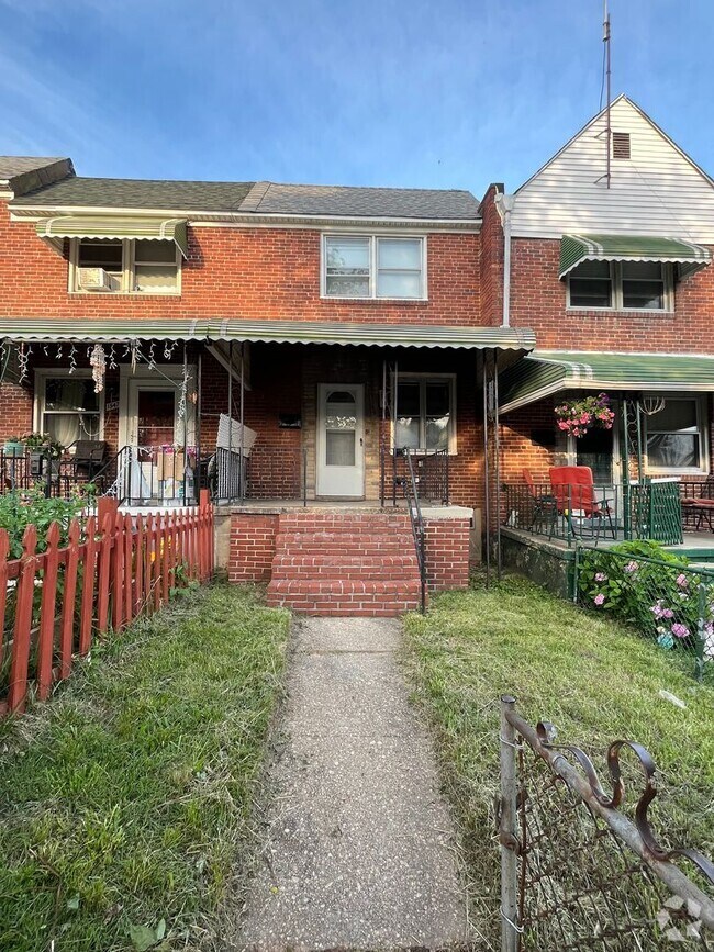 Building Photo - Freshly Renovated Row Home with Beautiful ...