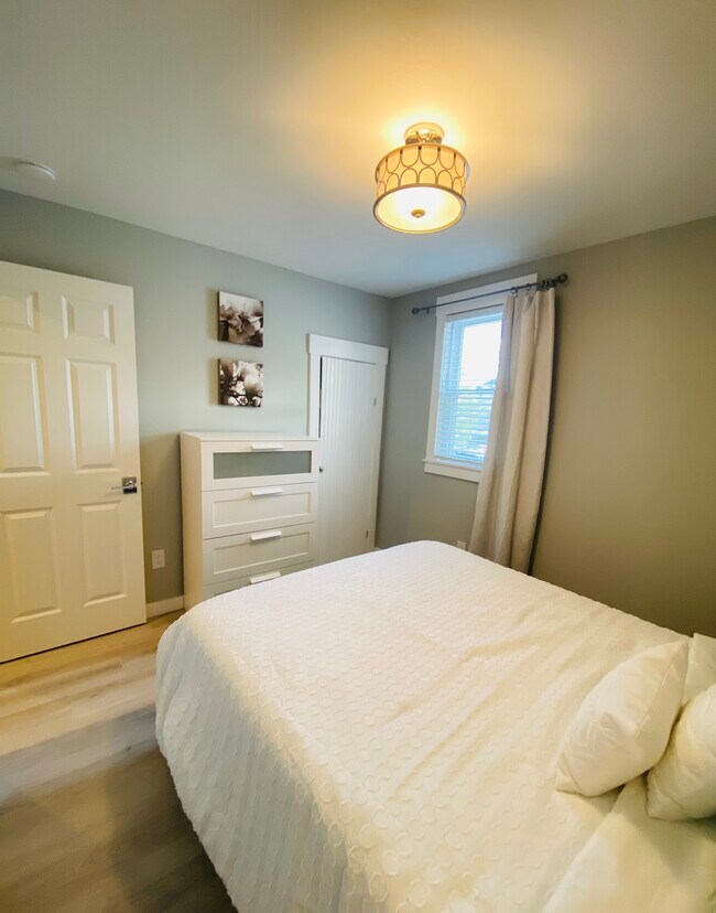Downstairs bedroom with queen bed - 512 Elsmere St