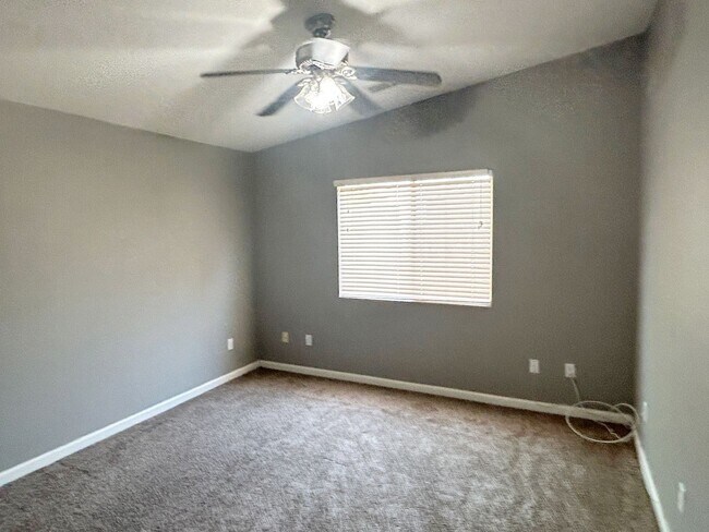 Building Photo - Fresh, clean and updated
