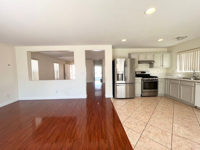Building Photo - 5717 W Dewey Dr