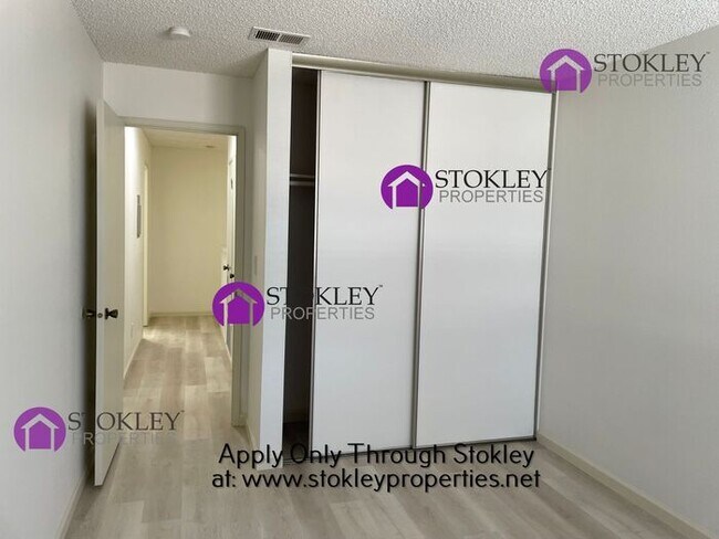 Building Photo - 5025 Valley Crest Dr