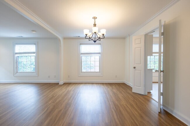 Building Photo - Charming 3 BR/2.5 BA 2-Level Condo in Cath...