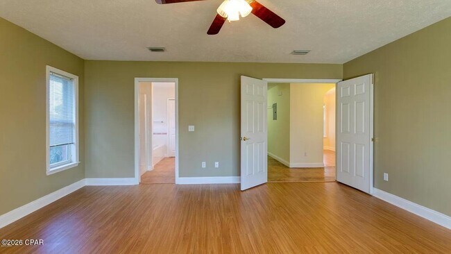 Building Photo - 816 W 8th St Cir