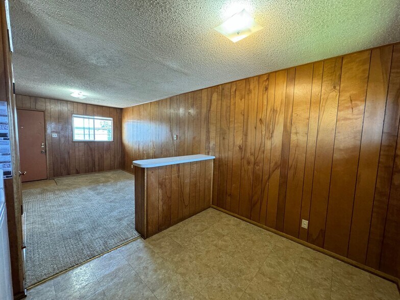 Building Photo - 805 W Hallmark Ave