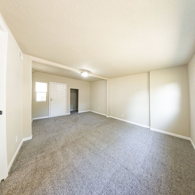 Building Photo - Updated 2 Bedroom Home with 2 Stall Garage