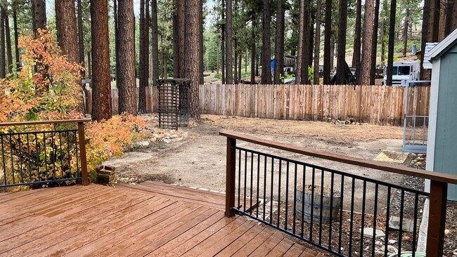 Building Photo - Furnished rental with large fenced back yard.